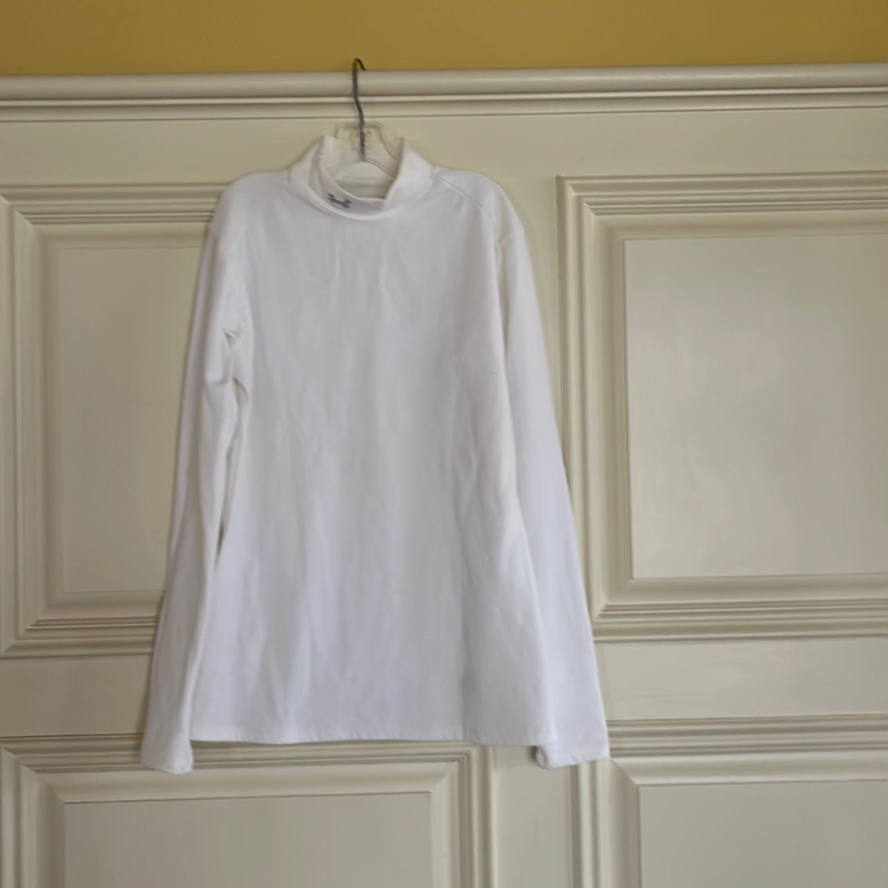 Kids Under Armour mock turtleneck sport top. Perfect for early spring sports.